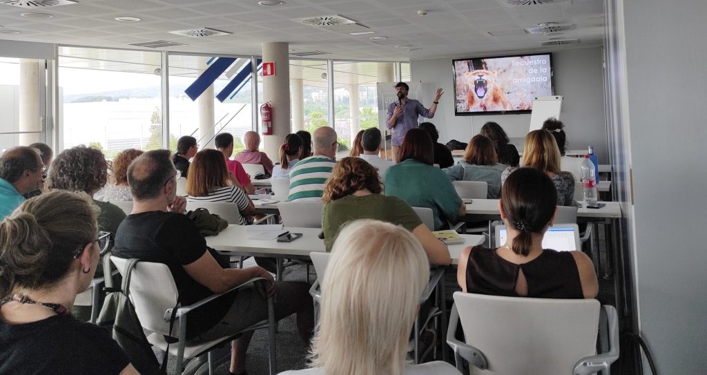 Kike Algora constata el impacto de las emociones en el rendimiento laboral en el ciclo Cuida’t Espaitec