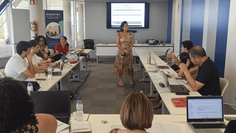 Participantes del taller sobre gestión de cashflow organizado por el Club Emprendedor UJI en Espaitec, durante una sesión práctica en Castellón