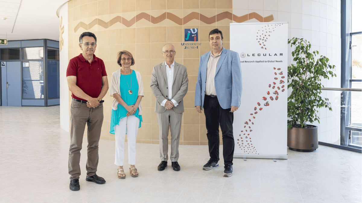 Eva Alcón, rectora de la UJI, junto con David Cabedo, vicerrector de Innovación, Transferencia y Divulgación Científica, y representantes de Molecular Sustainable Solutions