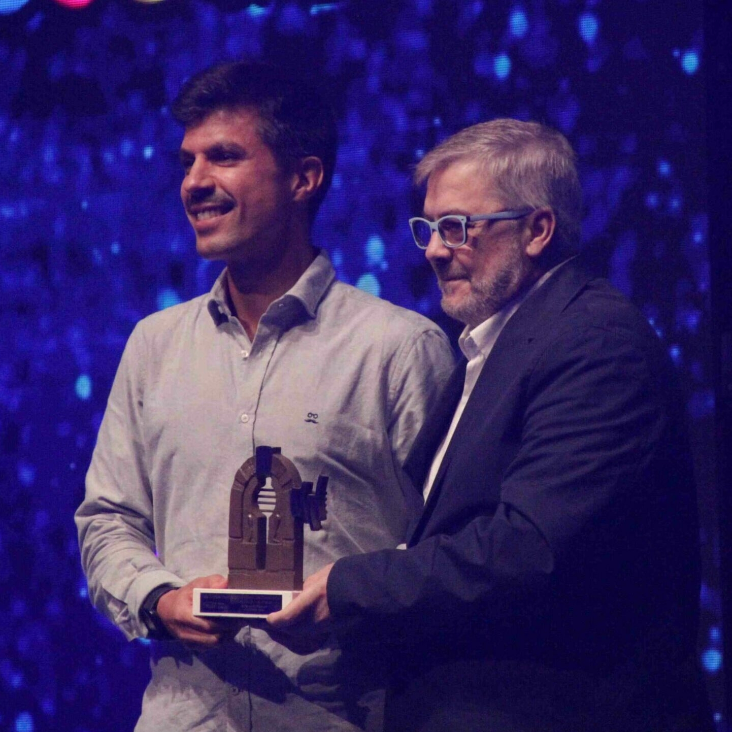 Francho García, CEO de Arkadia, recoge el premio Jovenes Valores de los XXII Premios Radio Castellón