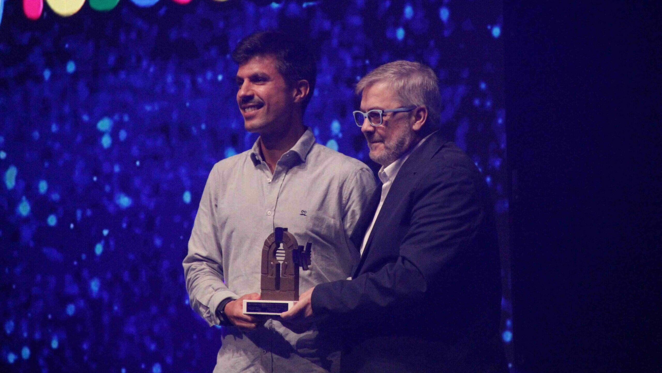 Francho García, CEO de Arkadia, recoge el premio Jovenes Valores de los XXII Premios Radio Castellón