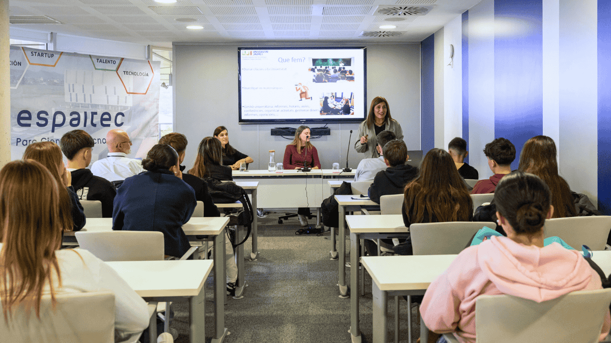 Amelia Simó, participando en la 8ª edición de Ciencia y Tecnología en femenino