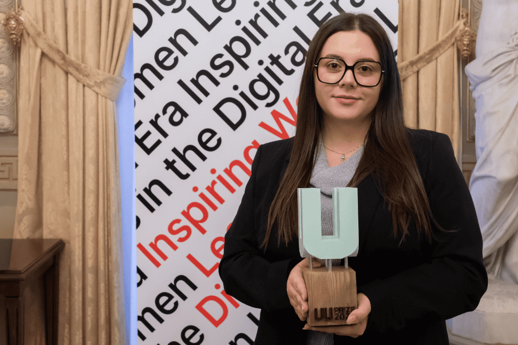 Andreea Mara con el galardón UUPRIZE 2025 de W Startup Community