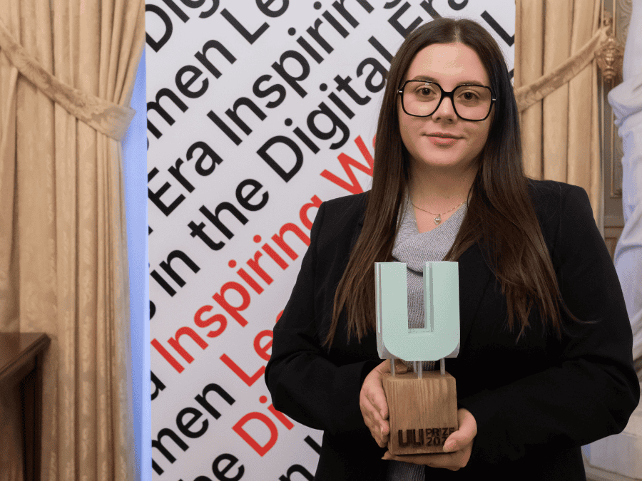 Andreea Mara con el galardón UUPRIZE 2025 de W Startup Community
