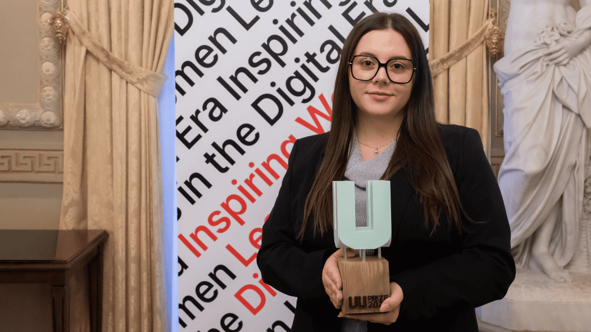 Andreea Mara con el galardón UUPRIZE 2025 de W Startup Community