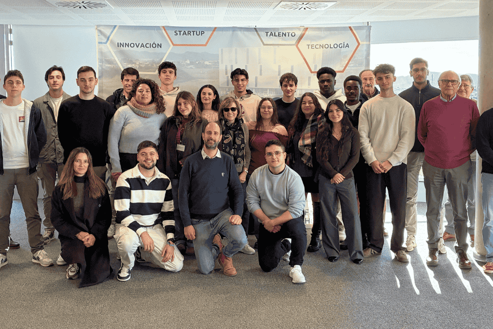 Representantes de los 27 proyectos emprendedores que participan en la fase intermedia de UJIStartup