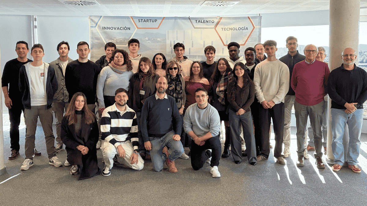 Representantes de los 27 proyectos emprendedores que participan en la fase intermedia de UJIStartup