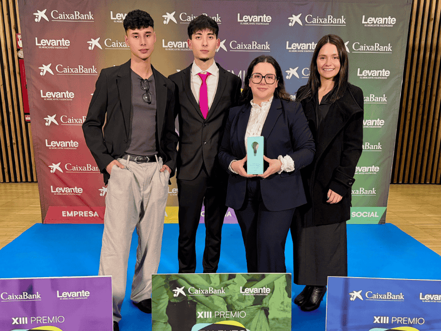 Representantes de JoveJobs reciben el Premio Talento Joven en la categoría de Acción Social
