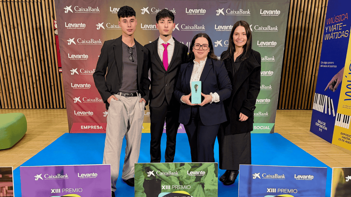 Representantes de JoveJobs reciben el Premio Talento Joven en la categoría de Acción Social