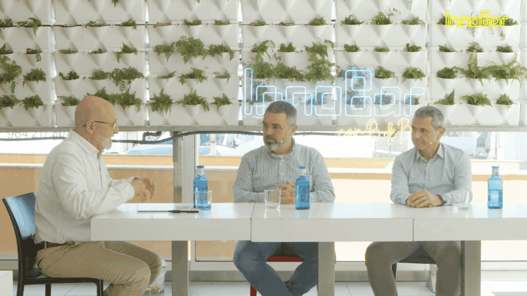 Juan Antonio Bertolín, Luis Cabedo y Raúl Sangrós durante la grabación del episodio de InnoBar con B de Bar "El plástico como material esencial"