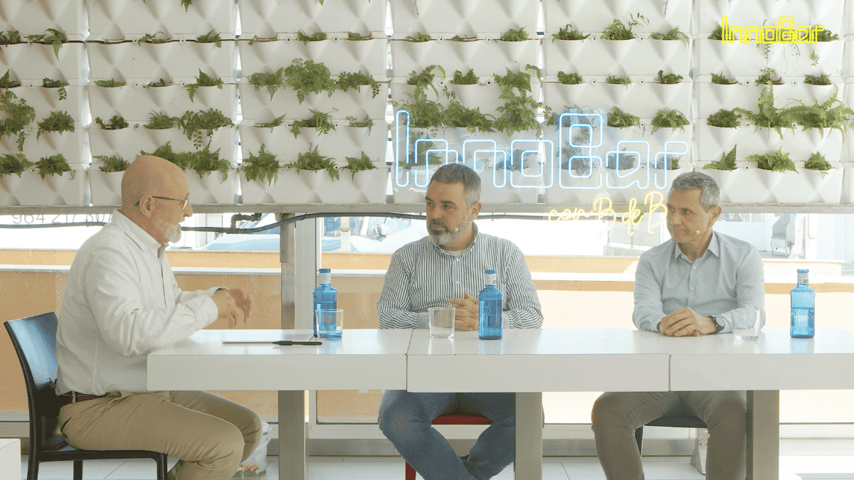 Juan Antonio Bertolín, Luis Cabedo y Raúl Sangrós durante la grabación del episodio de InnoBar con B de Bar 