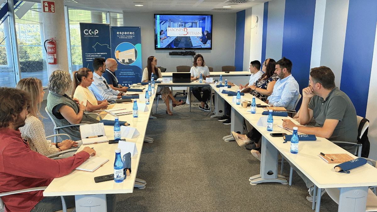 Participantes en la jornada de empresa familiar de Castellón Global Program con Jabones Beltrán y Gesvendingroup